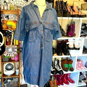 Banana Republic denim shirt dress big chest/ side pockets, curved hemline sz S